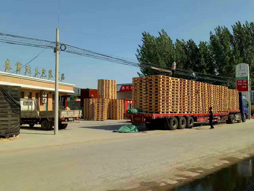 木托盤(pán)裝車